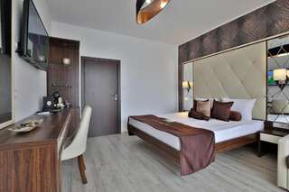 Отель Prestige Deluxe Hotel Aquapark Club- All inclusive Золотые Пески Two-Bedroom Deluxe Suite with Balcony-16